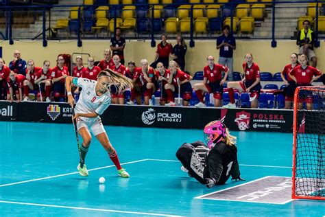 Fiatal floorball játékos ütővel