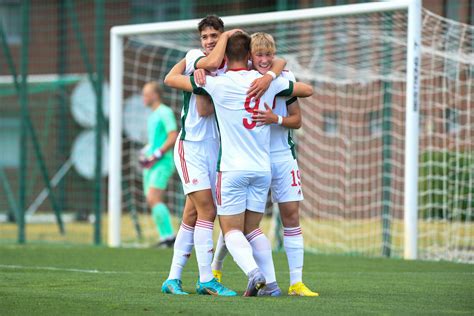 A magyar és fehérorosz U17-es csapatok játékosai a mérkőzés előtt
