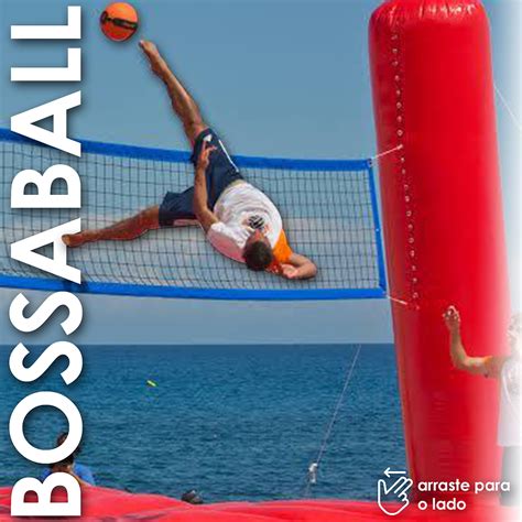 Bossaball pálya trambulinokkal és hálóval, játékosokkal