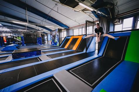 Trambulin park sportolók ugrás közben, akrobatikus mozdulatokkal