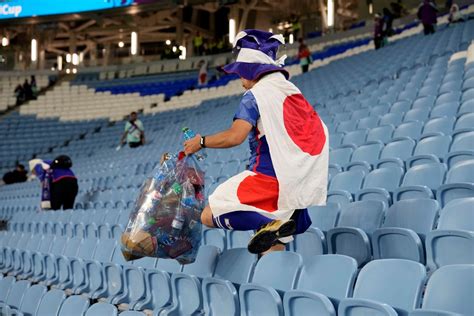 A japán szurkolók szemetet szednek a katari stadionban