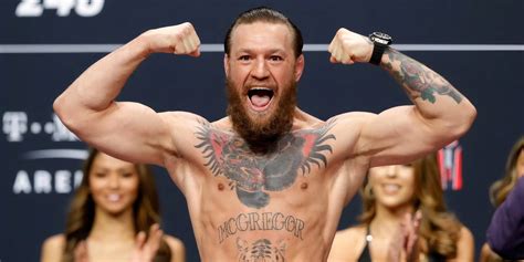 Conor McGregor győzelmi pózban a mérkőzés után