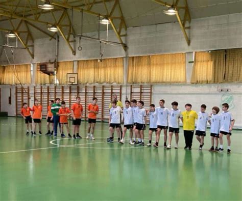 Szurkolói csoport, akik csapatuk színeiben pompázó molinókat tartanak