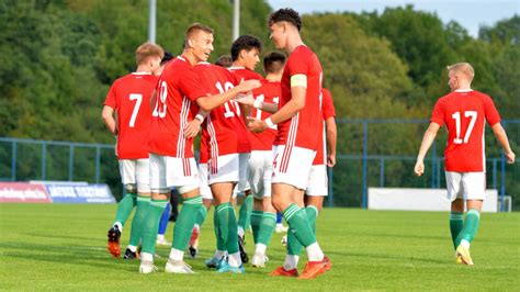 Finnország U19 és Norvégia U19 válogatottak játékosai egy mérkőzés előtt