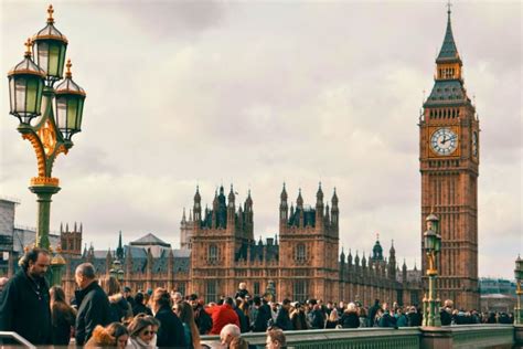 A brit parlament biztonsági kerítése <<h1>Az Egyesült Királyság Parlamentje: Történelem, építészet és kortárs politika</h1><p>London egyik legszebb látnivalója a Parlament emblematikus épülete. A más néven Westminster-palotának is nevezett Parlament - ahol az Egyesült Királyság törvényhozása (Alsó- és Felsőház, azaz House of Commons illetve House of Lords) ülésezik - eredetileg királyi rezidenciának épült még a XI. században.</p><tagimg>A Westminster-palota látképe a Temze felől