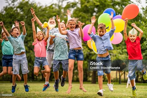 Gyerekek gyurmáznak, boldog arckifejezésekkel.