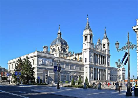 Az Almudena katedrális kupolája és belseje