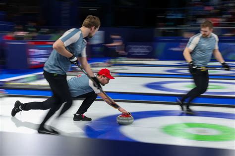 Curling játékosok söpréssel a jégen
