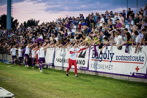Lelkes szurkolótábor egy stadionban