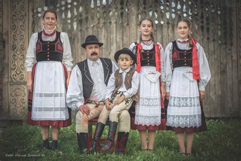 A bukovinai székely és csángó magyar népviseletek összehasonlítása