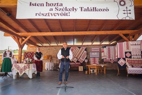 Hagyományos bukovinai székely lakodalmi menet