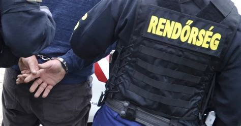 Tömegverekedés rendőri beavatkozással egy futballmeccs előtt