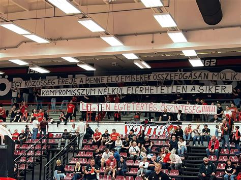 Szurkolói csoportok a stadionban