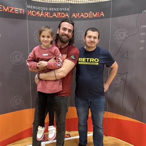 gyermek lufit fúj, az arcizmok erősítése céljából