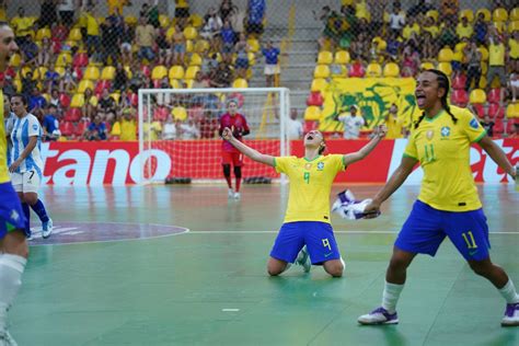 A brazil és perui futsal válogatottak logói