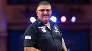 Gary Anderson koncentrál a táblára