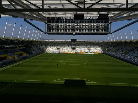 Európai futballstadion szurkolókkal