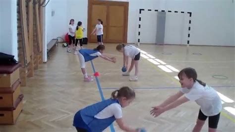 A gyermekek testnevelési órán játszanak labdával