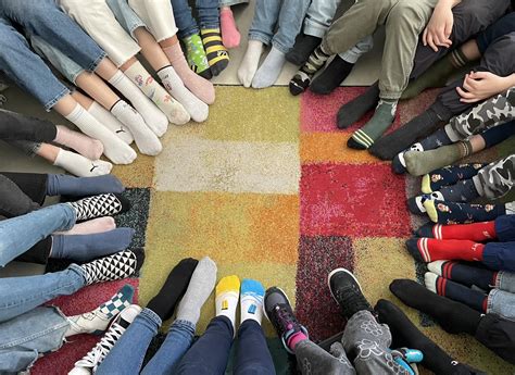 Gyermekek egyensúlyoznak gerendán