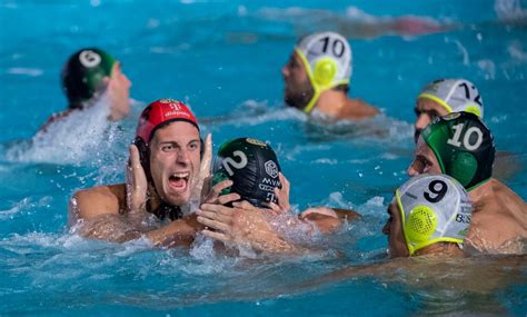 Vízilabda-mérkőzés pillanatképe, ahol a Ferencváros és a Mladost Zagreb játékosai küzdenek a labdáért