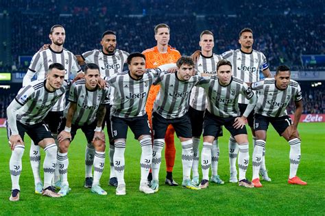 Focisták a pályán, csalódottság és dac az arcukon