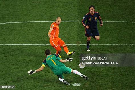 Iker Casillas bravúros védése Arjen Robben lövésénél