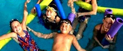 gyermekek úszásoktatása medencében