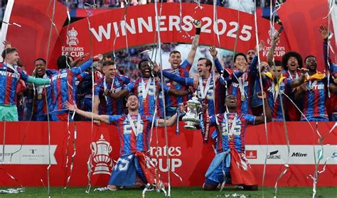 A Crystal Palace csapata ünnepli az FA Kupa győzelmet