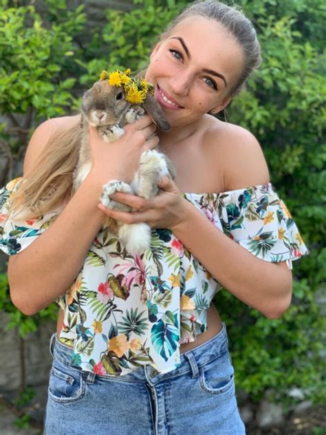 Gurisatti Gréta saját márkájú ruházatban