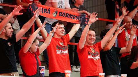 A közönség ünneplése a körmendi győzelem után