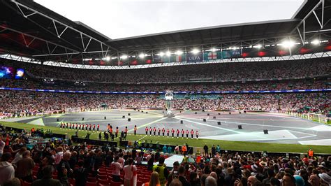 Kétségbeesett szurkolók próbálnak betörni a Wembleybe az Eb-döntő előtt