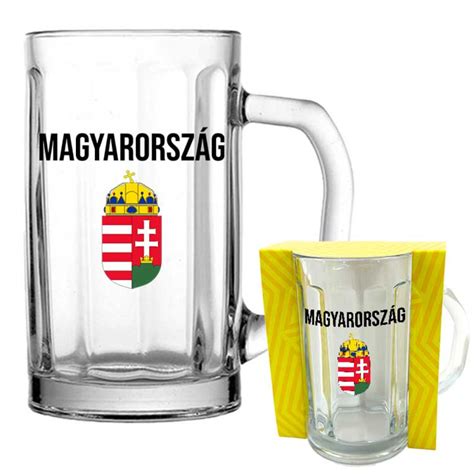 Modern szurkolói transzparensek a lelátón