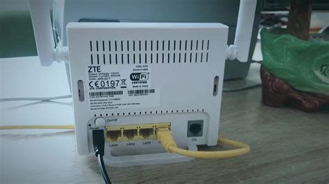 ZTE H168N router hátoldala és portjai