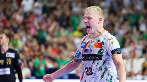 Magnus Saugstrup, a Magdeburg beállója ünnepli a győzelmet