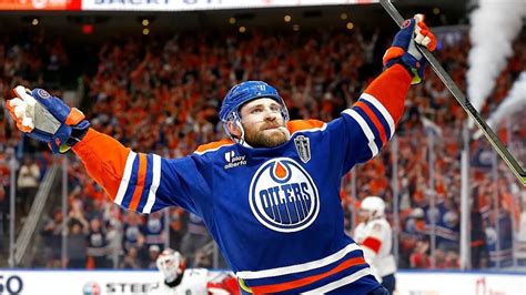 Az Edmonton Oilers csapatlogója és az aréna látképe