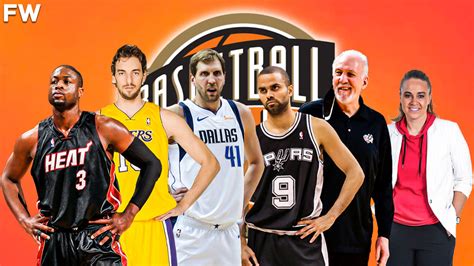 Pau Gasol, Dirk Nowitzki, Gregg Popovich, Tony Parker és Dwyane Wade a Hírességek Csarnokának beiktatási ünnepségén