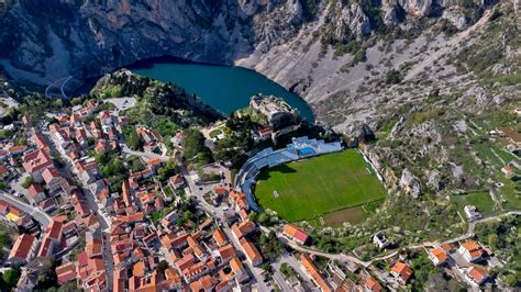 NK Imotski stadion egy régi kőfejtőben Horvátországban