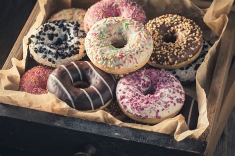 Színes mázzal bevont és cukorkákkal díszített amerikai fánkok