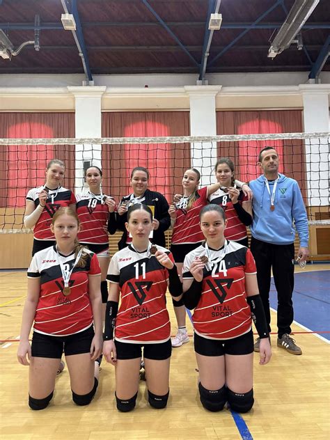 Énekes Emőke portréja röplabda mezben