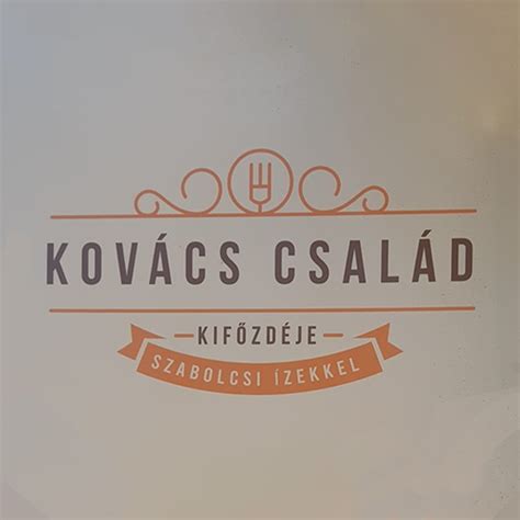 Kovács család a kerti kanapén