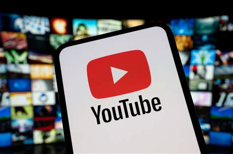 Boxrajongók YouTube-ot néznek okostelefonon