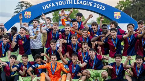 UEFA Youth League logója, ifjúsági labdarúgók a pályán