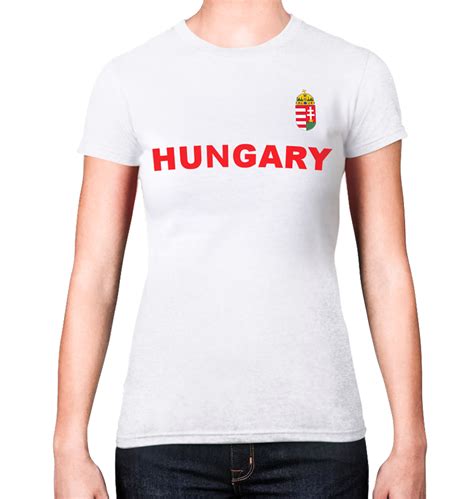 Család Hungary feliratos szurkolói pólókban egy sporteseményen