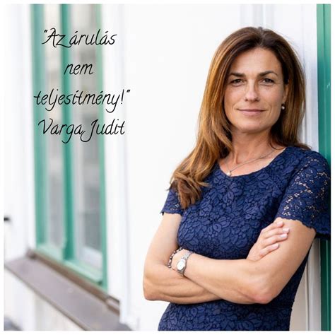 Varga Judit nyilatkozik a sajtónak