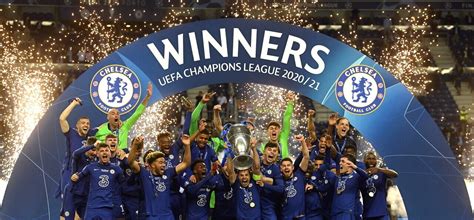 A Chelsea játékosai ünnepelnek a Bajnokok Ligája trófeával