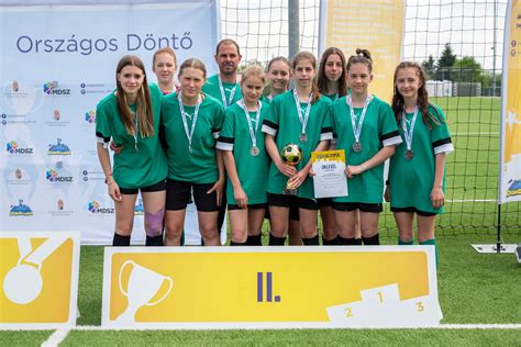 Tehetséges U14-es lány focisták edzőjükkel