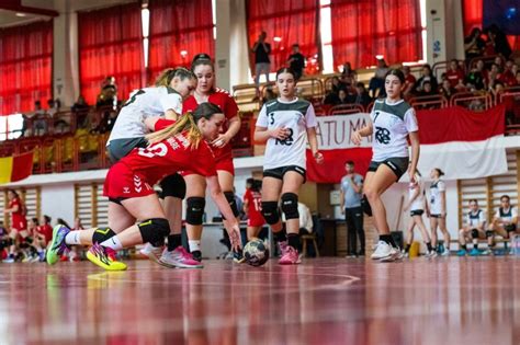 Kézilabdázó lányok edzésen