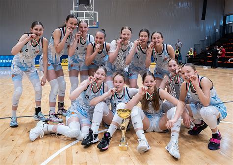 Kosárlabda zsákoló verseny