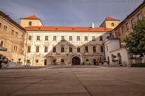 Várpalota látképe tereprallye logóval
