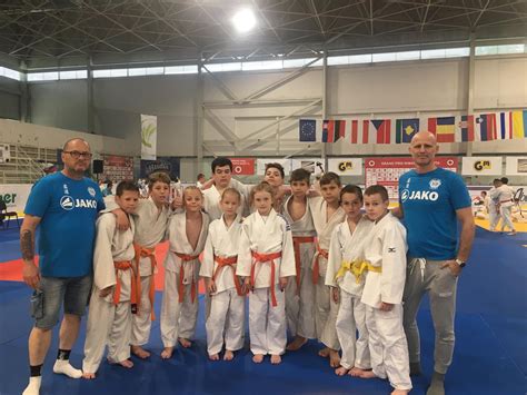 Gáspár Eszter dobogón állva egy nemzetközi judo versenyen
